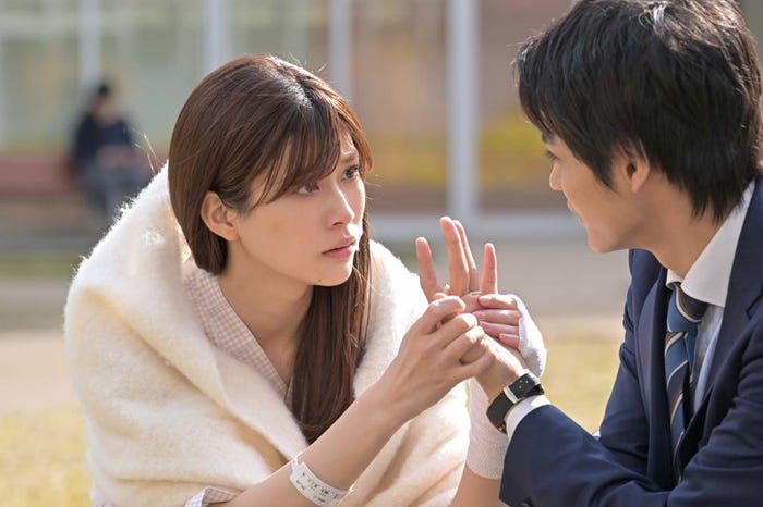 生見愛瑠「くるり~誰が私と恋をした?~」より(C)TBS