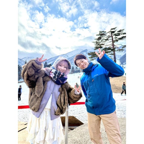 おばたのお兄さん、きゃりーぱみゅぱみゅと白馬の雪山をバックに笑顔2ショット