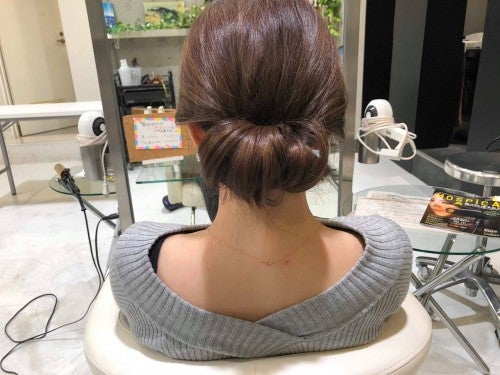 しっかりと毛先まで入れ込み、ピンで固定していく