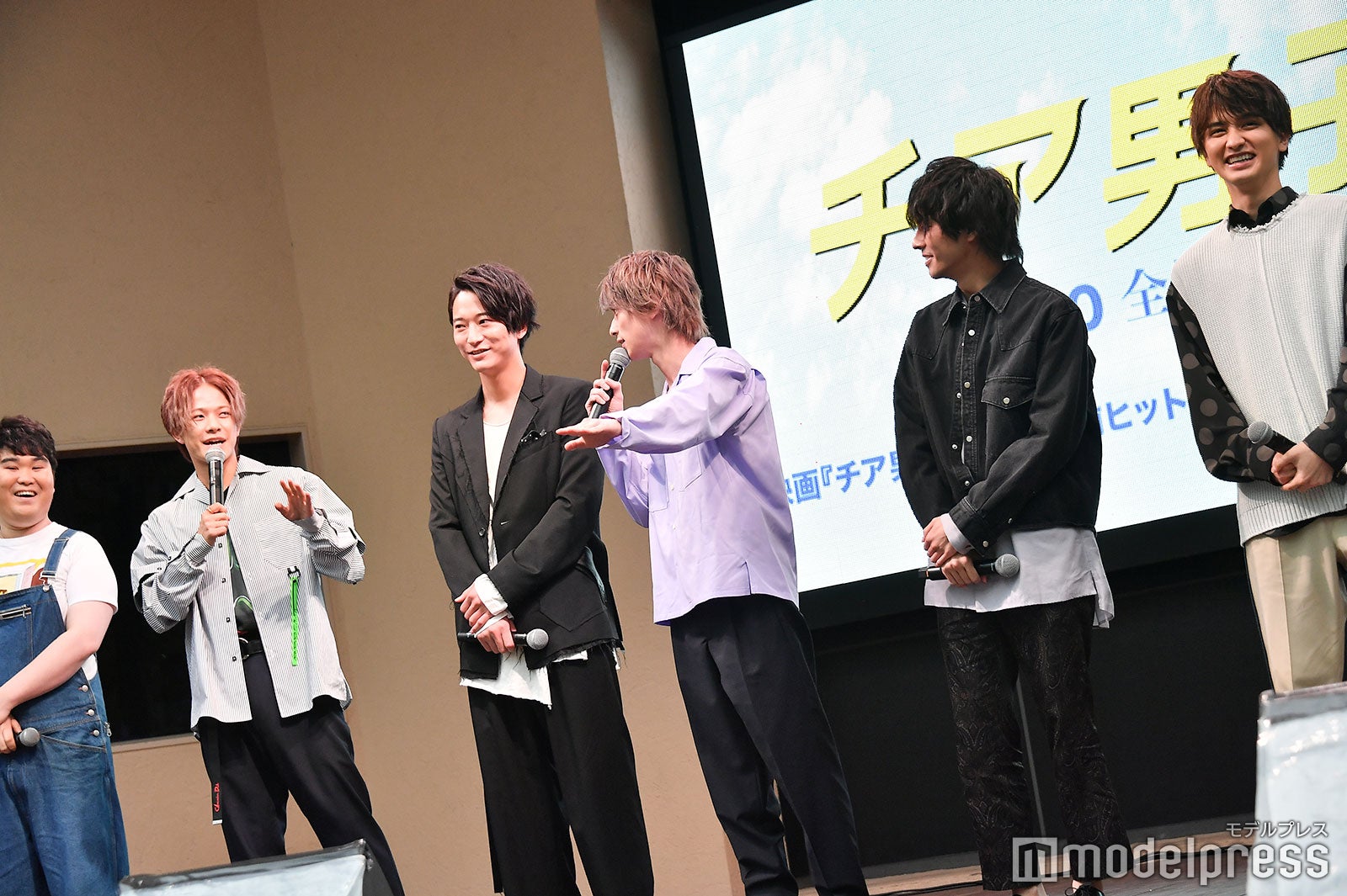 岩谷翔吾にツッコミを入れる横浜流星（C）モデルプレス