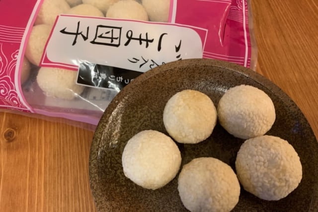 業務スーパー　こしあん入りごま団子の中身とパッケージ