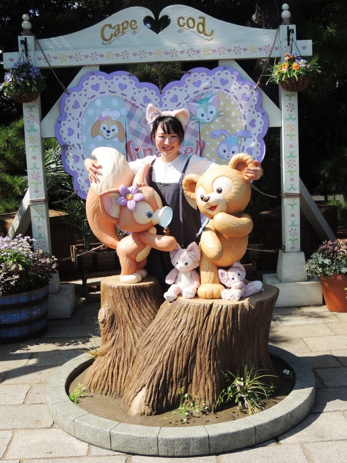 ケープコッドにある“リーナ・ベル”のフォトスポットで“リーナ・ベル”グッズとともに記念撮影