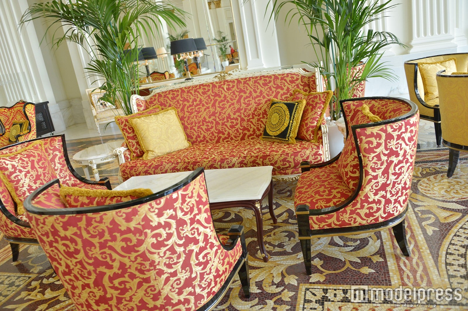 家具も「ヴェルサーチ」（C）モデルプレス