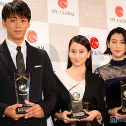 「ベスト スタイリング アワード 2016」を受賞した（左から）竹内涼真、河北麻友子、三吉彩花（C）モデルプレス