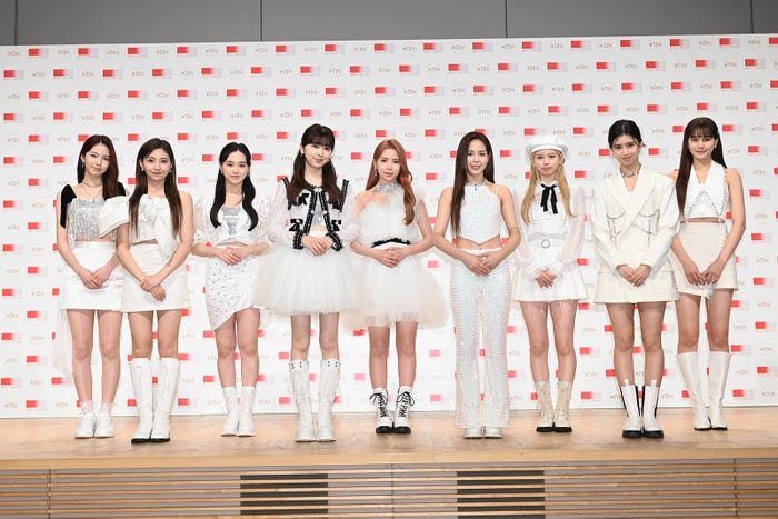 NiziU(左から)AYAKA、MAYUKA、RIO、MIIHI、MAYA、MAKO、RIKU、RIMA、NINA(C)NHK