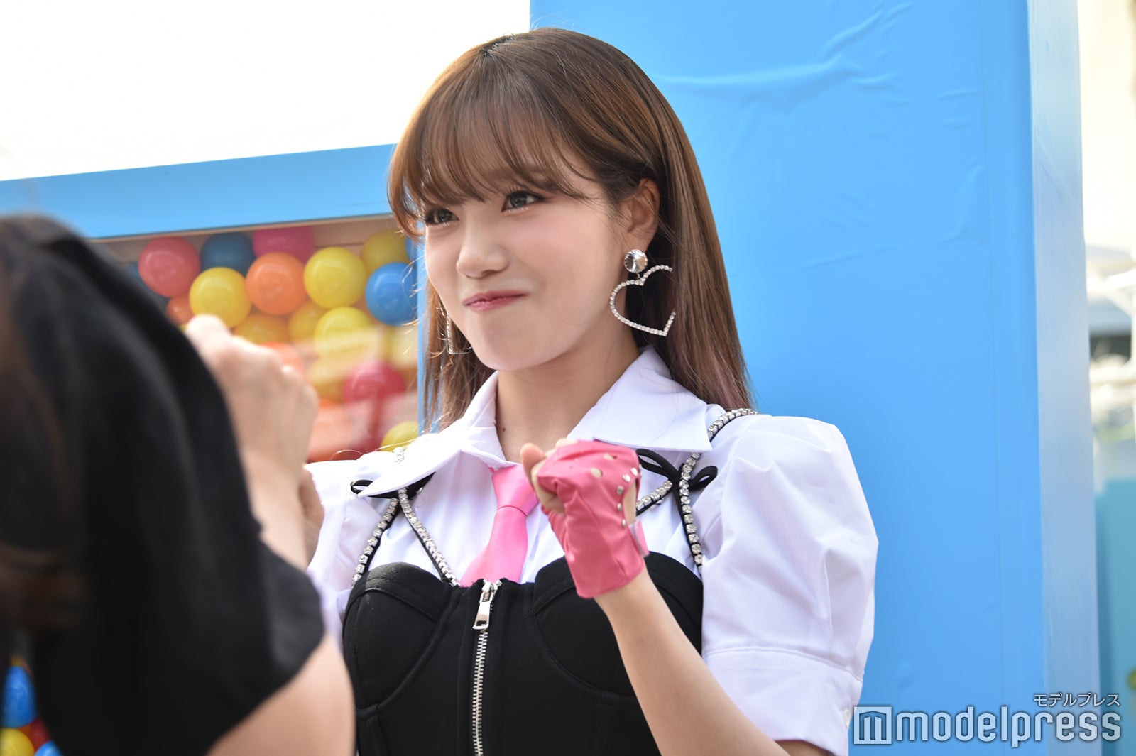 ファンと交流するチョ・ユリ（C）モデルプレス