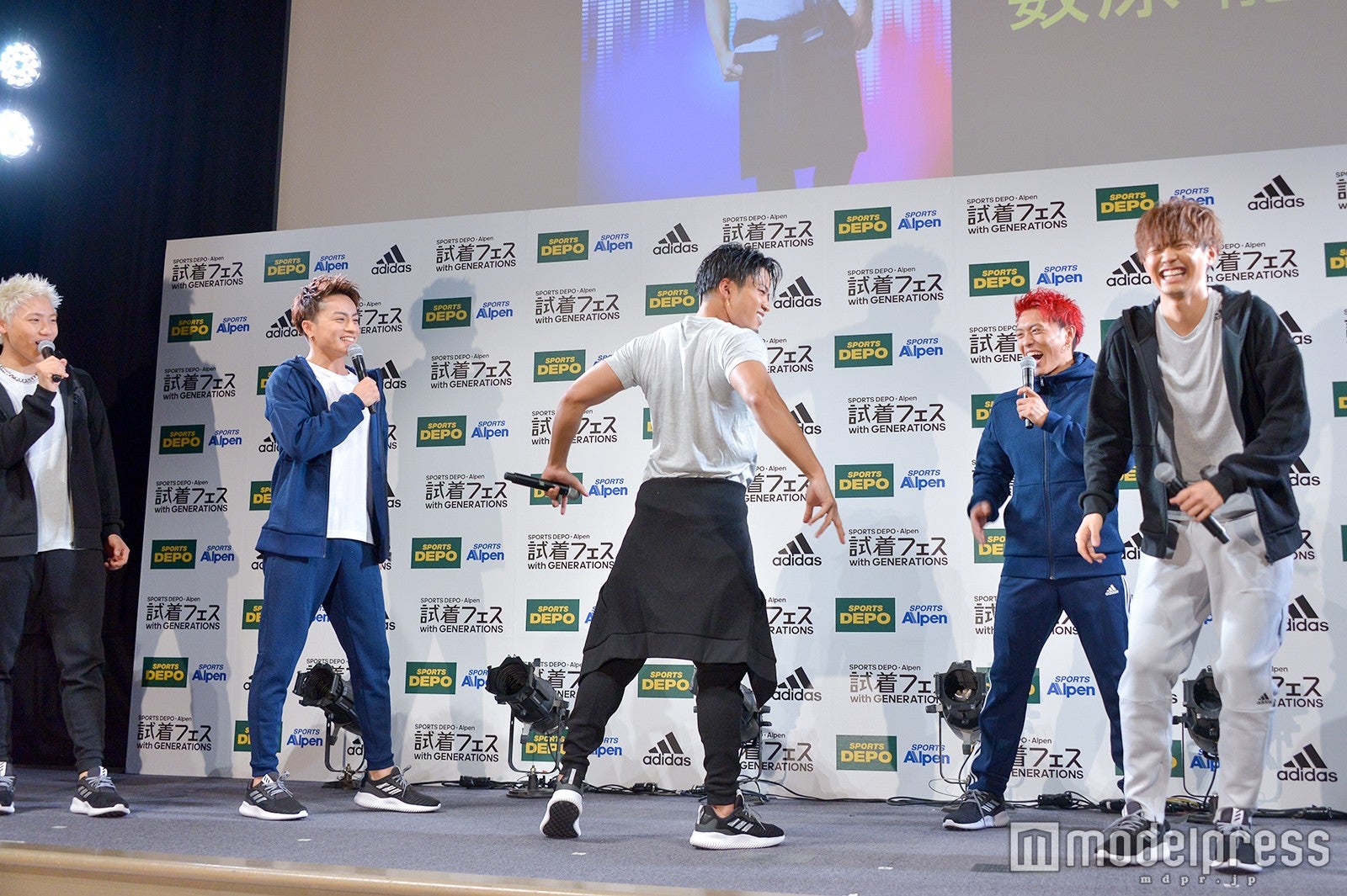 仕上がっている背中をアピール（C）モデルプレス