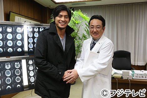 (左から)坂口憲二、三宅正治アナウンサー