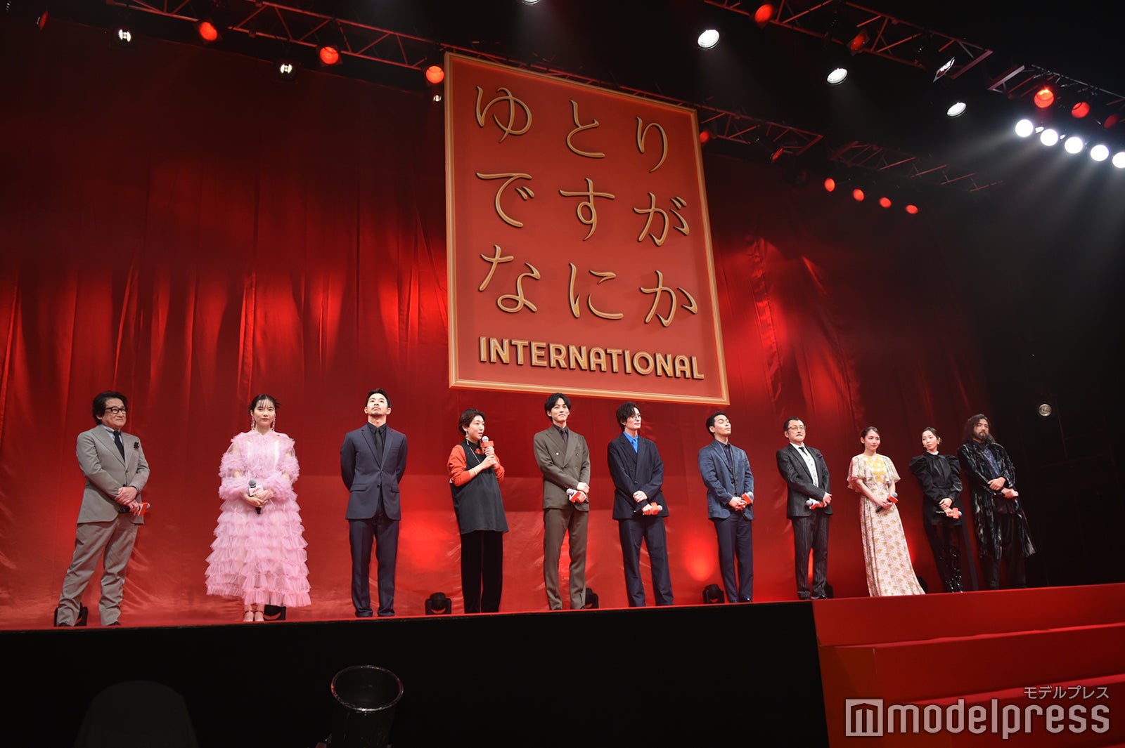 （左から）水田伸生監督、島崎遥香、仲野太賀、安藤サクラ、松坂桃李、岡田将生、柳楽優弥、吉田鋼太郎、吉岡里帆、木南晴夏、吉原光夫（C）モデルプレス