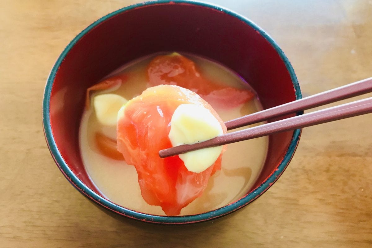 トマトとチーズのみそ汁