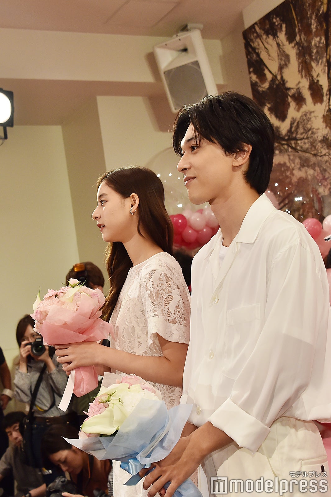 新木優子と吉沢亮、客席へブーケトス （C）モデルプレス
