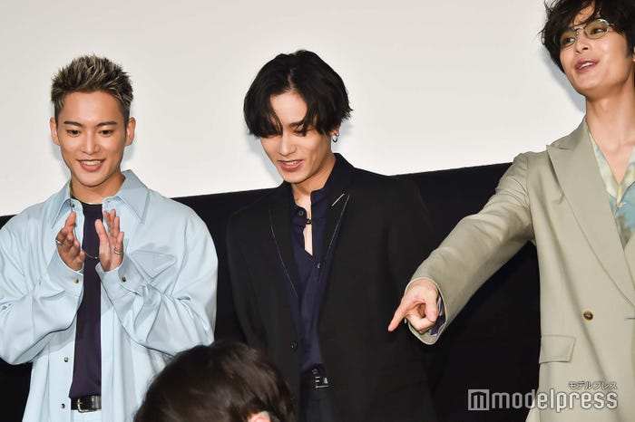 ケーキにテンションが上がる三山凌輝、川村壱馬、塩野瑛久 (C)モデルプレス