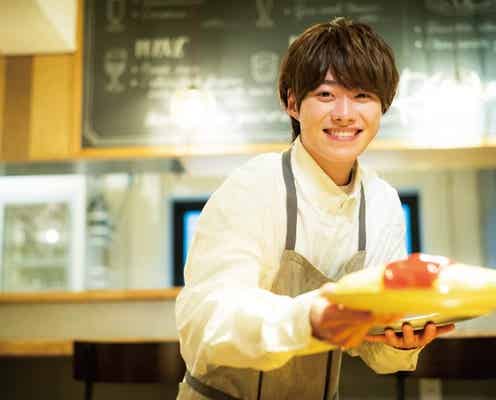 なにわ男子・大橋和也、ウェイター姿でキュートな笑顔 最高に“お得”なひと時に