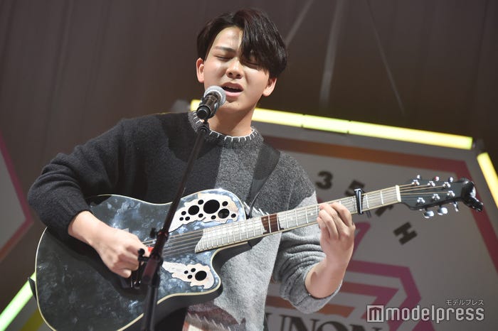 1次パフォーマンスを行う吉田剛明さん (C)モデルプレス