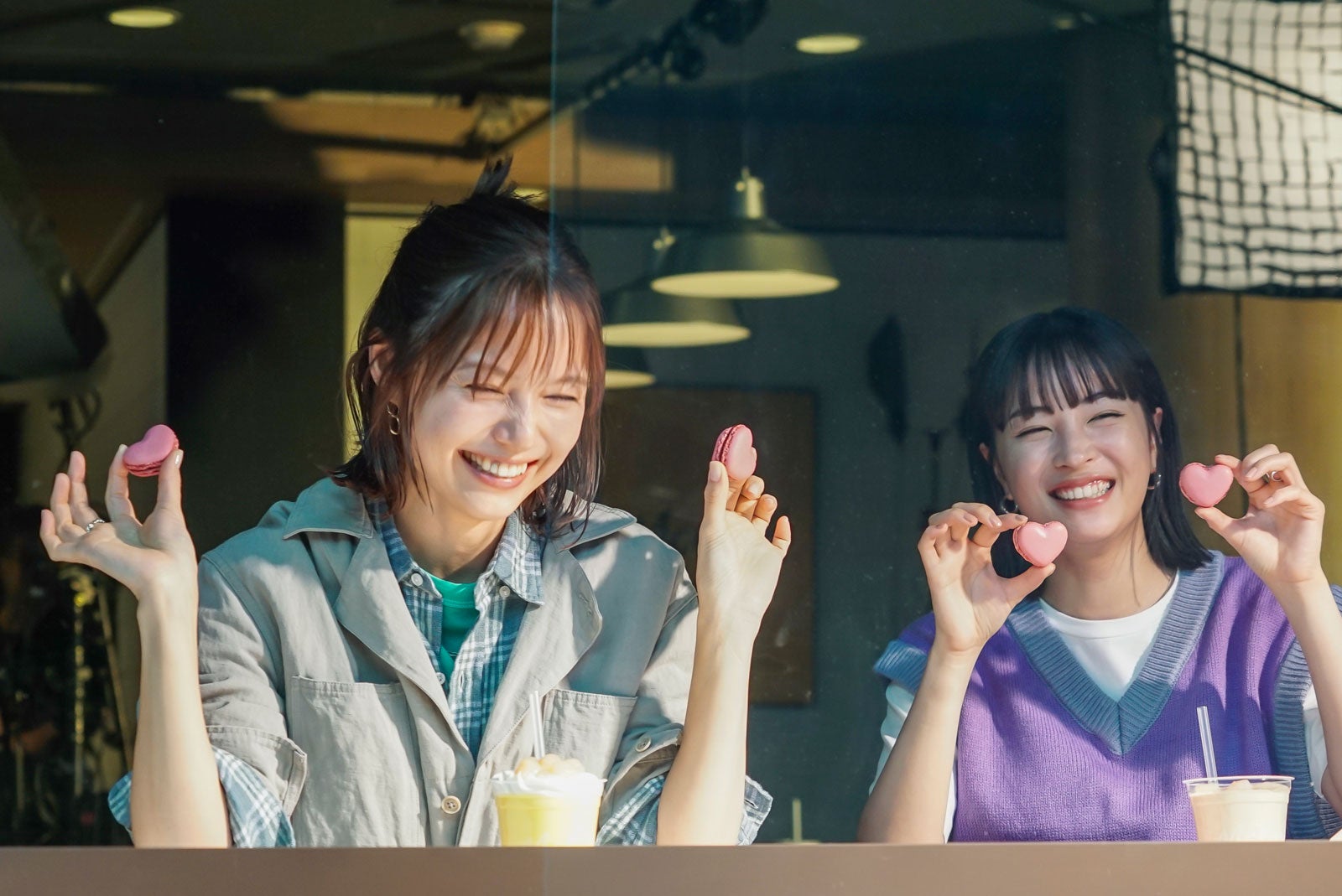 宮崎あおい、広瀬すず／新TVCM「寄り道マック 夕方のピーチ」篇メイキングより（提供写真）