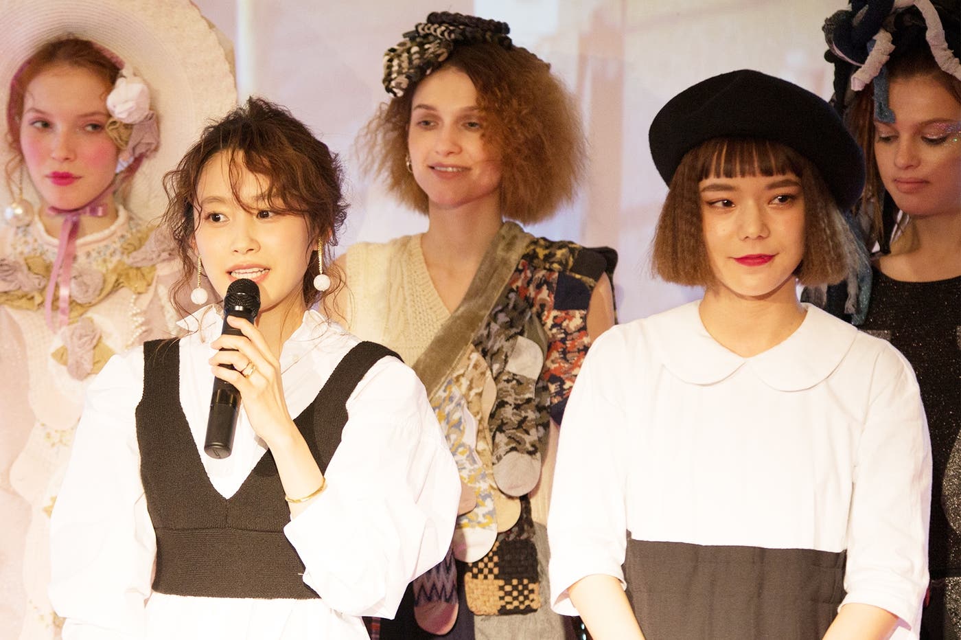 高橋愛、長澤メイ(画像提供:タビオ)