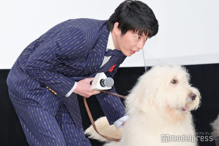 ベックを落ち着かせる田中圭(C)モデルプレス