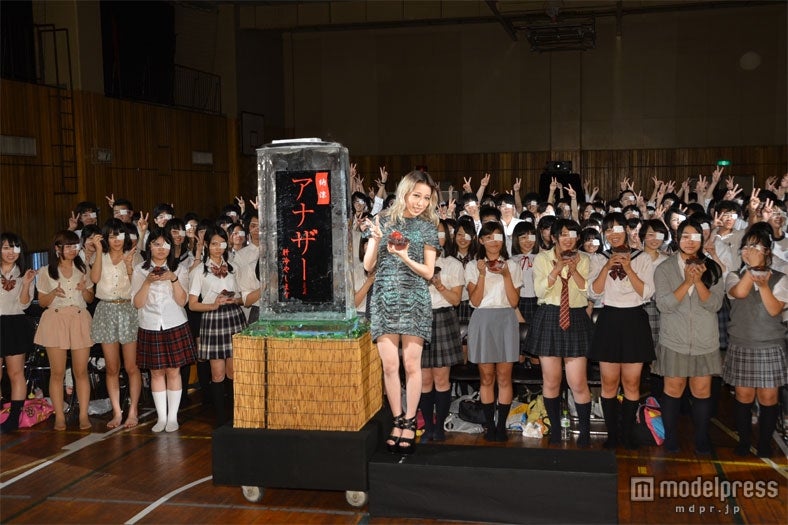 加藤ミリヤ／観客は作品にちなみ眼帯を装着