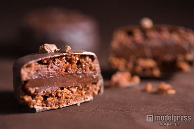 マカロンにチョコレートをコーティングした「ニコロン」