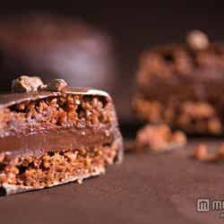 マカロンにチョコレートをコーティングした「ニコロン」