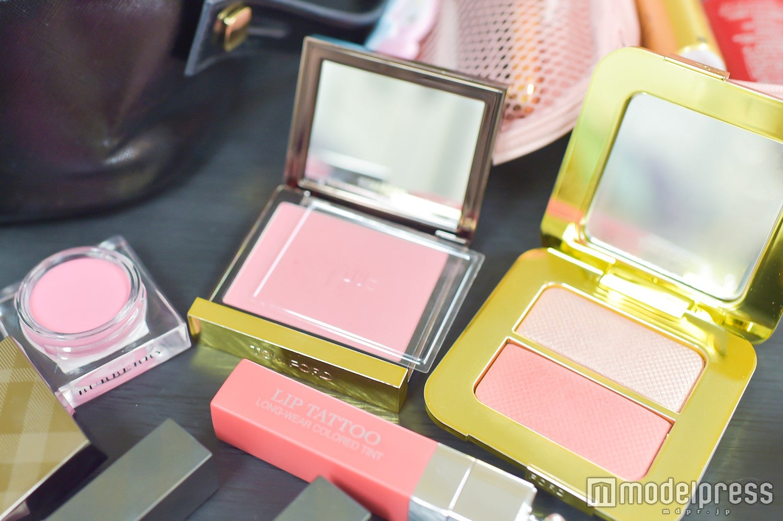 シアーチークデュオ 02 パラダイスラスト（左）、チークカラー03番※廃盤 （C）モデルプレス