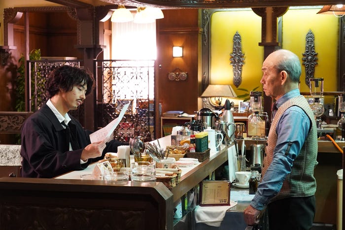賀来賢人、笹野高史/「ニッポンノワール―刑事Yの反乱―」第9話より(C)日本テレビ