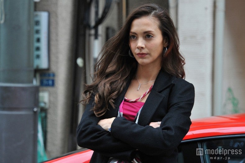 イメージと異なるクールな表情も（c）TBS