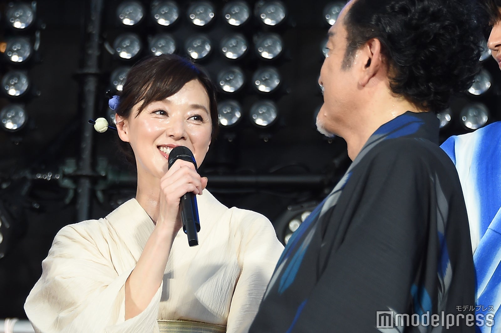 元夫婦役の大塚寧々、吉田鋼太郎（C）モデルプレス