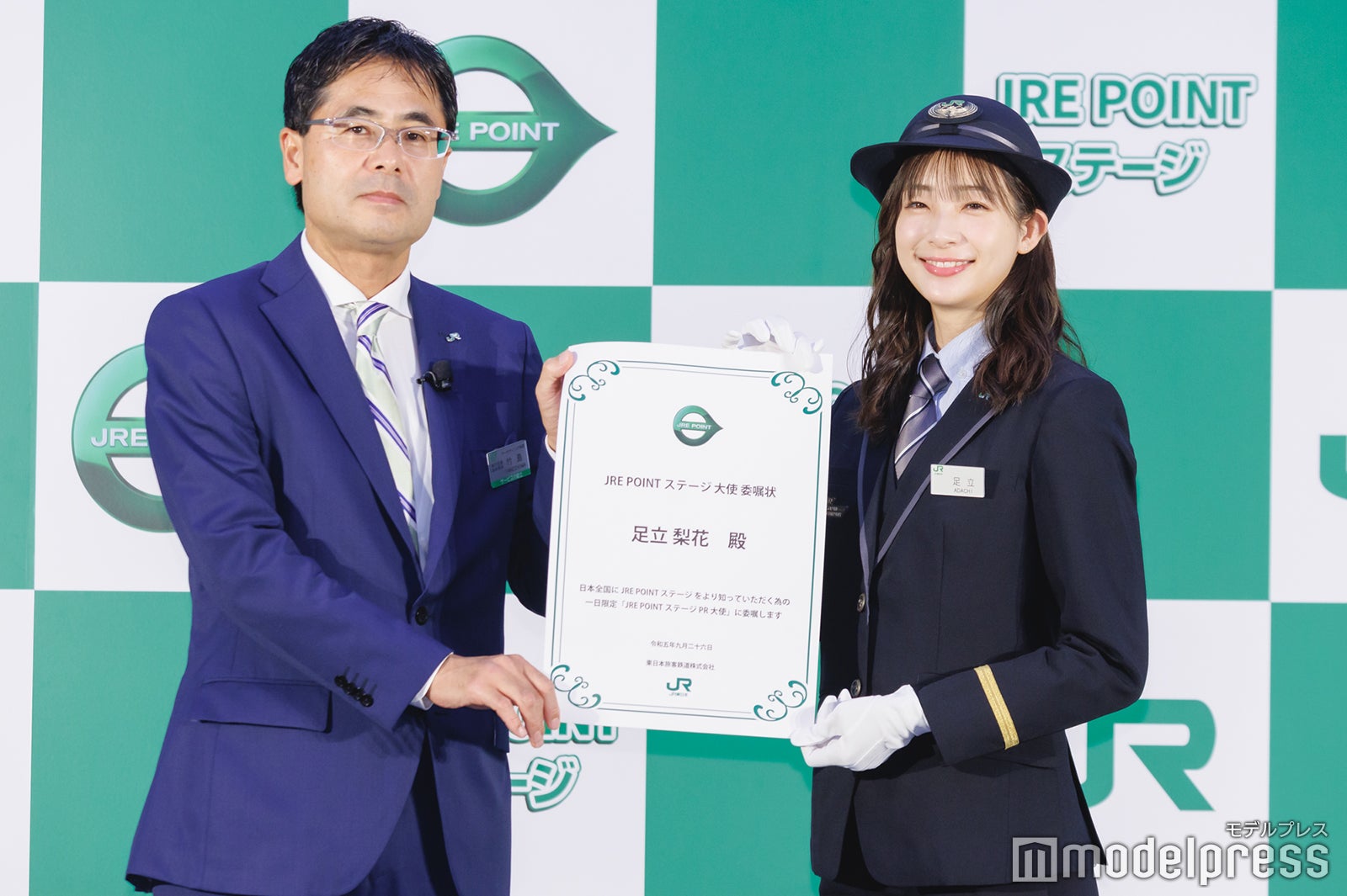 （右）足立梨花（C）モデルプレス