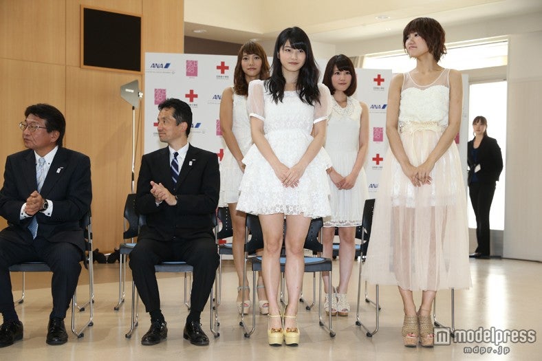 （前左から）横山由依、宮澤佐江、（後左から）高城亜樹、鈴木まりや