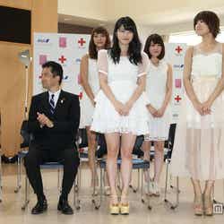(前左から)横山由依、宮澤佐江、(後左から)高城亜樹、鈴木まりや