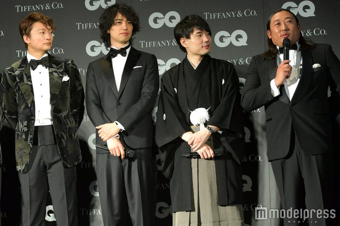 いじめられる秋山竜次を見つめる香取慎吾(C)モデルプレス