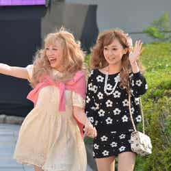 ランウェイを2ショットでウォーキングした“えりりん”こと石飛恵里花、“さぁや”こと今井彩矢佳