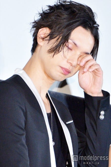 涙を拭う水嶋ヒロ