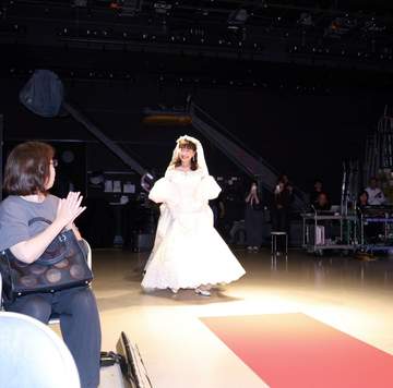 えぇっ69歳？！美人女優がウェディングドレスで会見登場→ネット騒然「綺麗すぎません？」「似合いすぎてる」「お美しい」