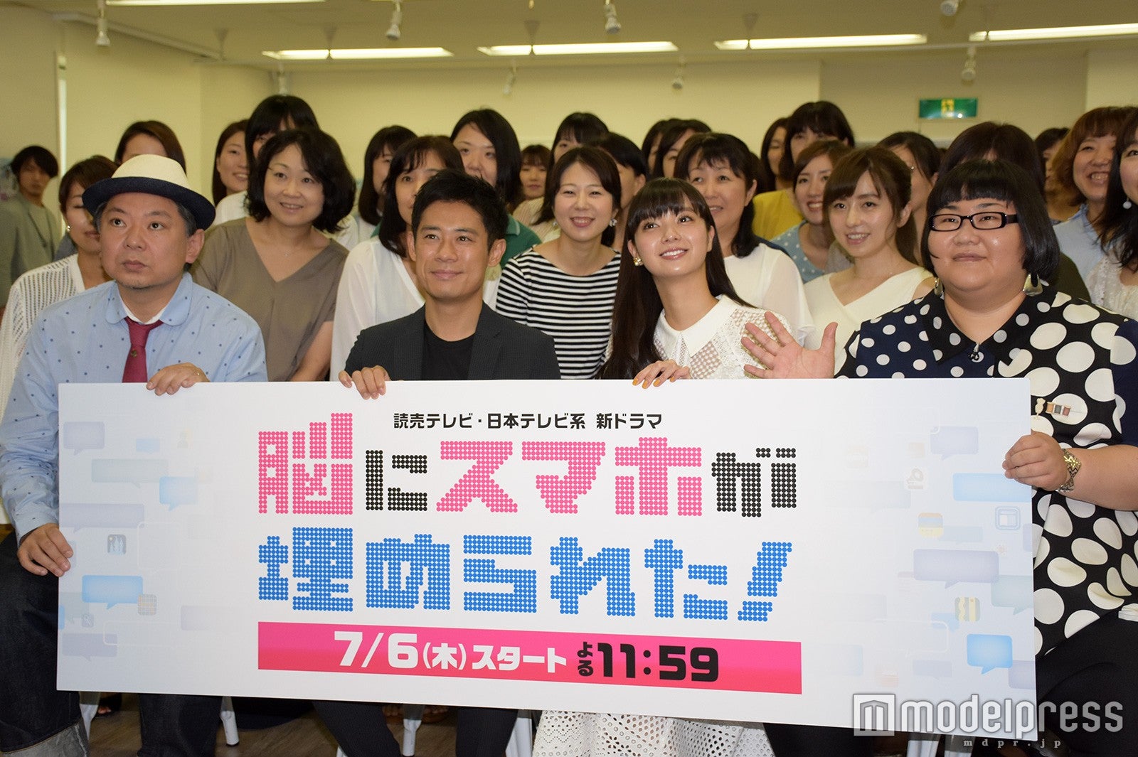 （左から）鈴木おさむ、伊藤淳史、新川優愛、安藤なつ（C）モデルプレス