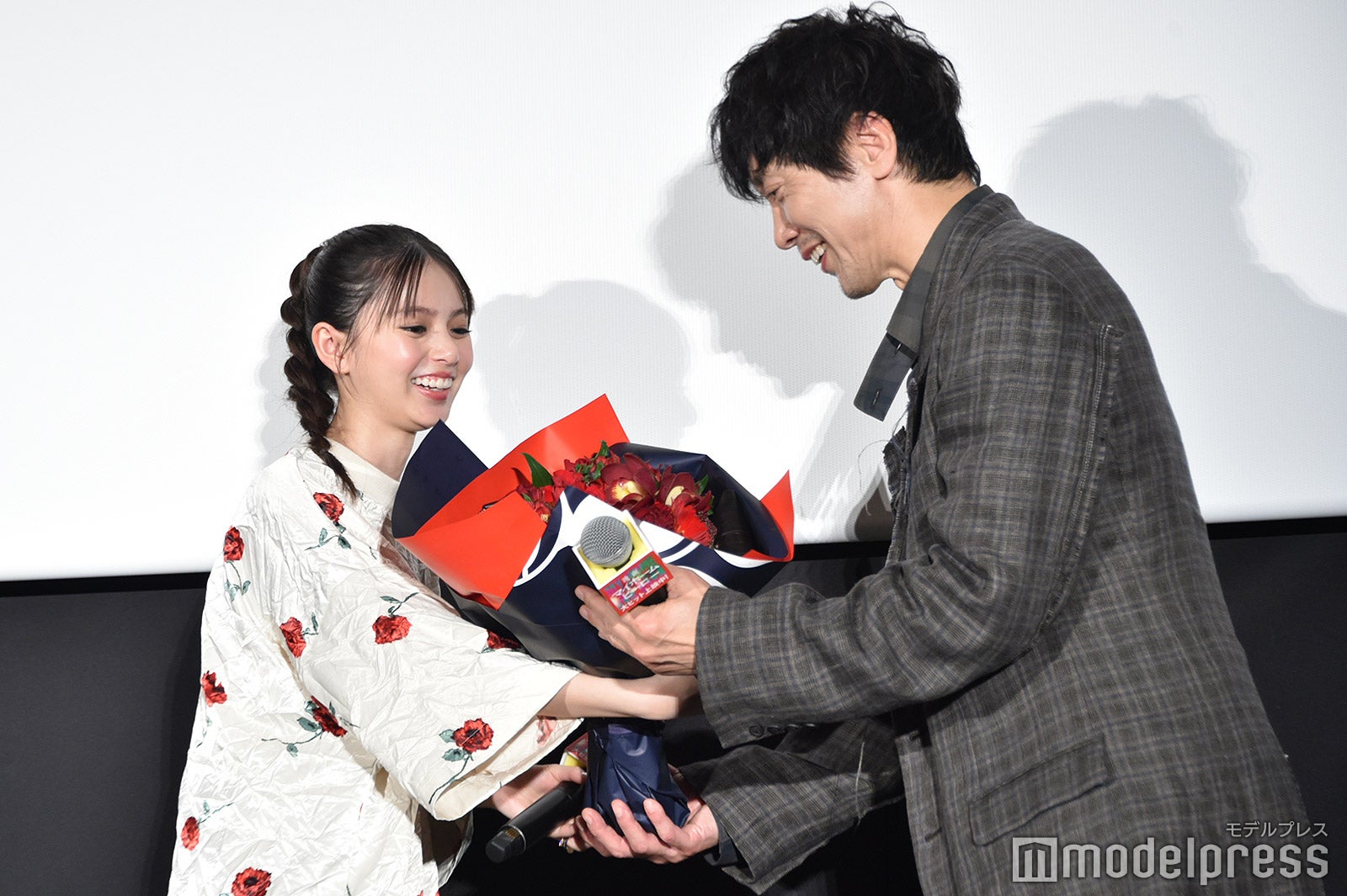 佐々木蔵之介に花束を手渡す齋藤飛鳥（C）モデルプレス