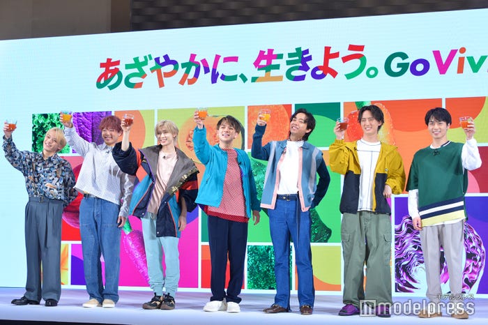 宮近の掛け声で乾杯するTravis Japan/(左から)松倉海斗、吉澤閑也、七五三掛龍也、宮近海斗、中村海人、川島如恵留、松田元太 (C)モデルプレス