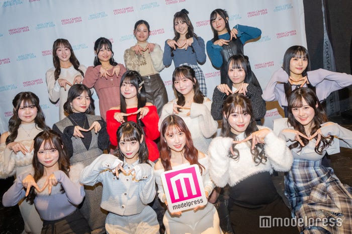 (前列左から)山崎唯菜さん、井田礼香さん、中村凛音さん、香西万桜さん、山下美莉さん(中列左から)柴田璃咲さん、粕谷茉亜紗さん、ドリッシー野田未結さん、山本彩未さん、稲垣瑠奈さん、濱伊吹さん(後列左から)寺西実礼さん、一条美輝さん、菊池陽奈乃さん、安部音愛さん、城井香那さん(C)モデルプレス