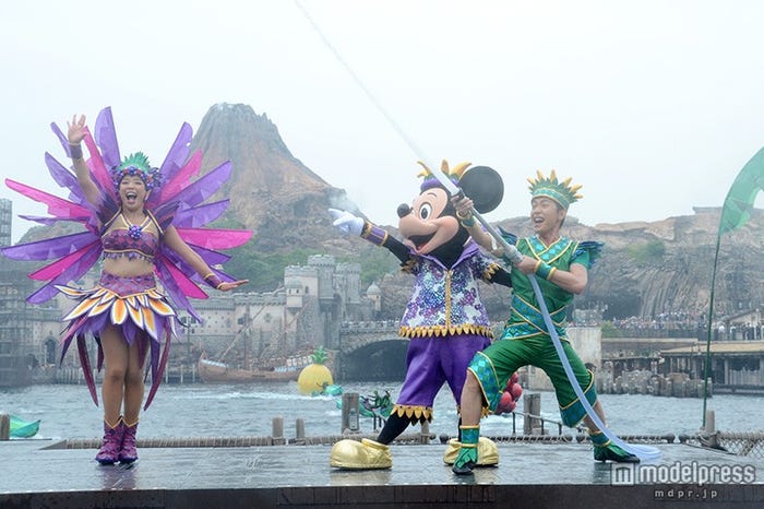 ディズニーシー真夏のカーニバルに歓喜、大量放水で“ずぶ濡れ”<詳細レポ/写真特集>