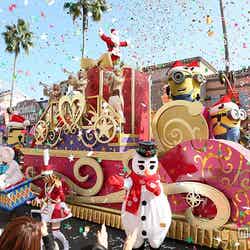 USJ、昼のクリスマス・パレード初上演 ミニオン初登場で大歓声/TM&(C)Universal Studios./画像提供:ユニバーサル・スタジオャパン【モデルプレス】