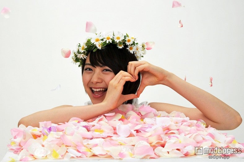 謎のアイドル“如月クミ”役の山下リオ