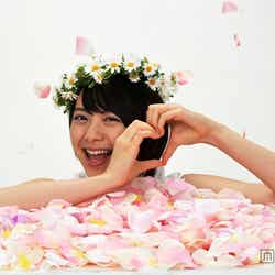 謎のアイドル“如月クミ”役の山下リオ