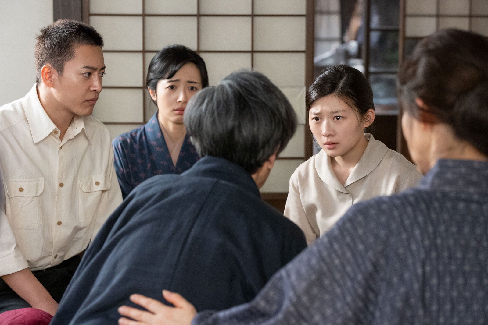 三山凌輝、森田望智、岡部たかし、伊藤沙莉、石田ゆり子「虎に翼」第43話（C）NHK