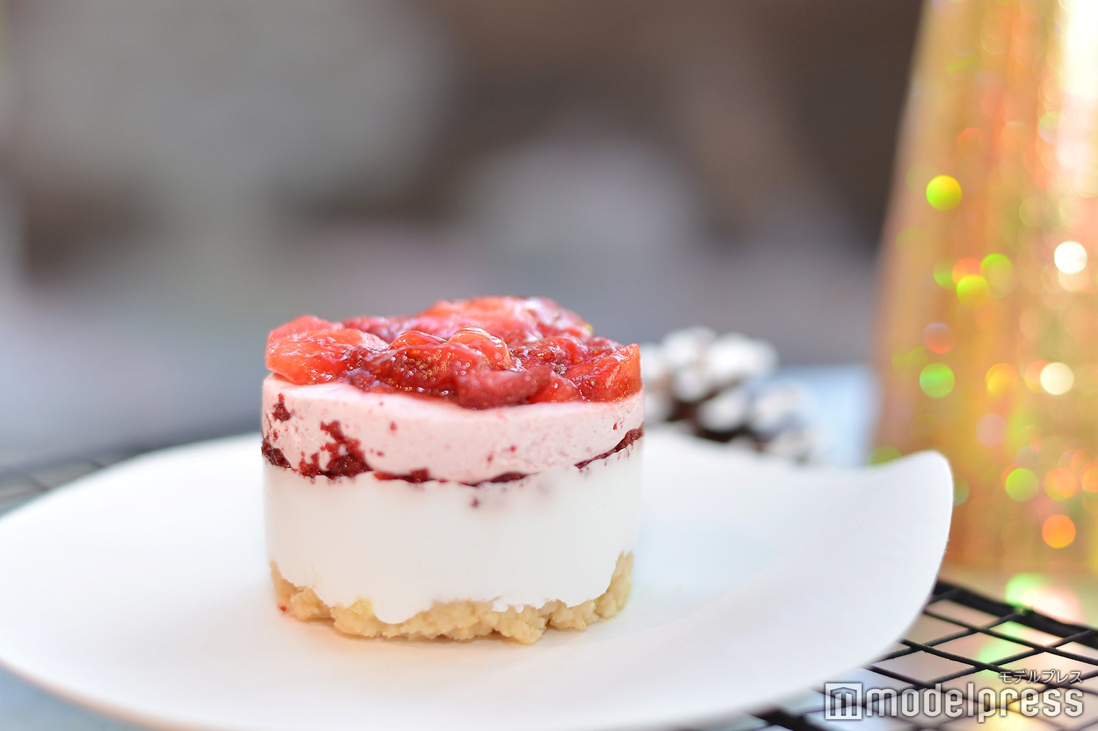 ストロベリーグラデーションケーキ （C）モデルプレス