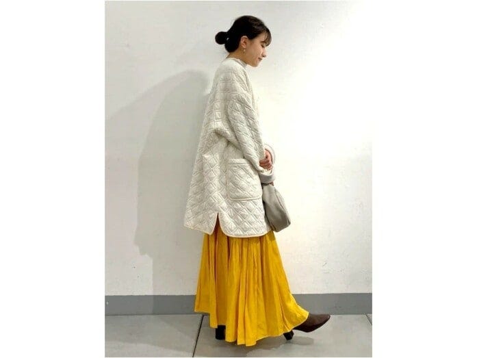 いつものキルティングコートも明るい黄色で春気分に　出典：WEAR