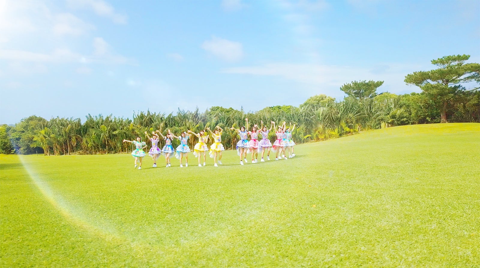 虹のコンキスタドール「サマーとはキミと私なりっ！！」MVより（提供写真）