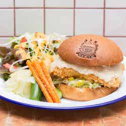 昆布〆フィッシュバーガーSET※和風出汁豆腐ソース¥900(税別)/画像提供:deli fu cious