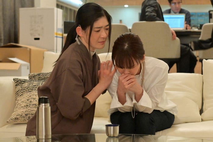 山田キヌヲ、多部未華子/「マイファミリー」第1話より(C)TBS