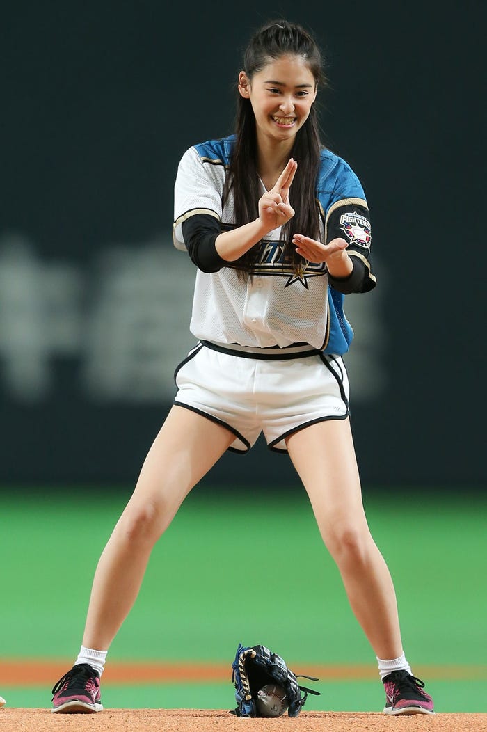 “寿司パフォーマンス”をする柳美稀(画像提供:所属事務所)